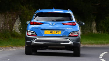 Hyundai Kona Hybrid в повороте